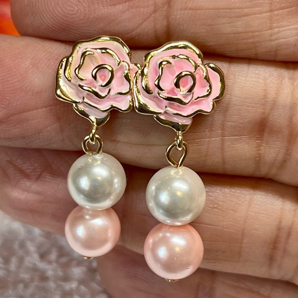 Pink Sea shell pearl earrings-you need to see these - Picture 4 of 8